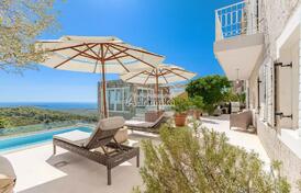 Традиционная каменная вилла с бассейном и видом на море &mdash; Луштица