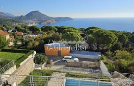 Дом с бассейном и панорамным видом на море в поселке Ратац