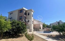 Просторный дом с большим участком и бассейном, Добра Вода