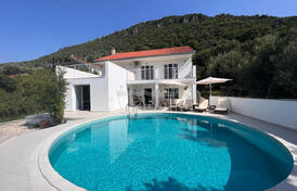 Просторный семейный дом с потрясающим видом на море и бассейном