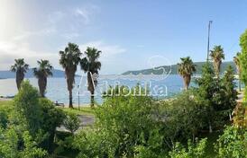 Трехкомнатная меблированная квартира в 20 метрах от моря, Зеленика - Херцег Нови