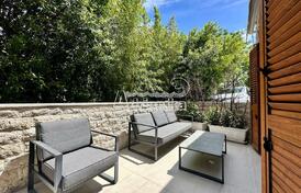 Современная квартира с двумя спальнями рядом с Porto Montenegro