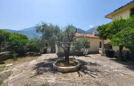 Дом с просторным участком в Старом Баре с видом на горы