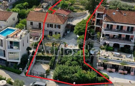 Большой участок с каменным домом на берегу моря в Доброте, Котор