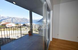 Две новые квартиры в Доброте с видом, бассейном и панорамной террасой