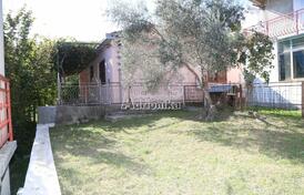 Дом с двориком и подъездным участком в Белиши