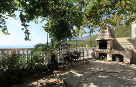 Двухэтажный дом с видом на море в Майне