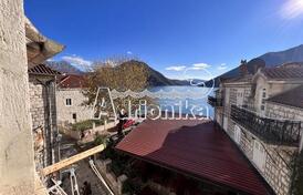 Отличная квартира в Перасте в первом ряду от моря