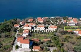 Просторный участок для строительства в Прчань с открытым видом на море