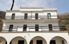 Отель под адаптацию с видом на море в курортном городе Петровац