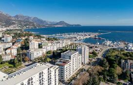 Квартира с тремя спальнями и огромной терассой с джакузи, Бар