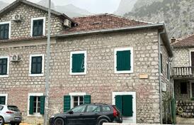 Часть дома под ремонт на первой линии моря, Доброта, Котор