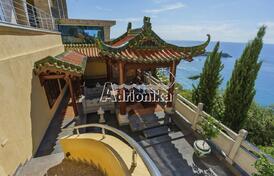 Комплекс из двух вилл с потрясающим видом на море надалеко от Будвы