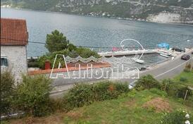 Дом в Костанице с большим участком под застройку во втором ряду от моря