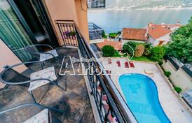 Трехкомнатная квартира в комплексе с бассейном в Доброте