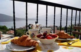 Компактная трёхкомнатная квартира в Дженовичах с панорамным видом на Боко-Которский залив