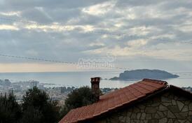 Участок площадью 389 м2 в одном из районов города Будвы &ndash; Маине