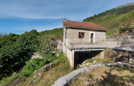 Этот домик площадью 72 кв.м расположен в живописном Добрском Селе и окружен просторным участком