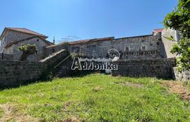 Большой каменный дом с садом на продажу в Мркови, Луштица