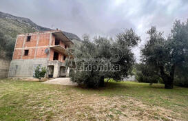 Урбанизированный участок с недостроенным домом и оливковой рощей, Река Реживичи