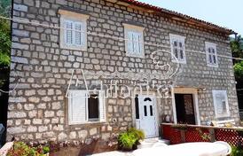 Каменная вилла с фантастической террасой на берегу моря Муо