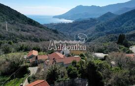 Красивый каменный дом с видом на Будванскую ривьеру, Будва