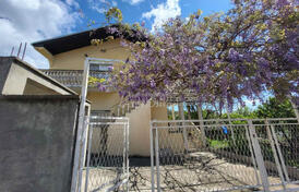 Двухэтажный дом с двумя отдельными квартирами недалеко от старого города, Бар