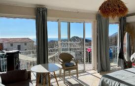 Светлая отремонтированная однокомнатная квартира с видом на море &ndash; Будва, Марковичи