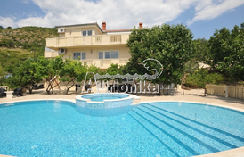 Захватывающая вилла с большим бассейном и двором на продажу в Тивате