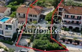 Большой участок с каменным домом на берегу моря в Доброте, Котор