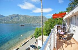 Уютная двухспальная квартира на первой линии моря в Столиве, Котор