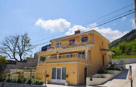 Просторный семейный дом с большой террасой и видом на море, Дуб - Котор