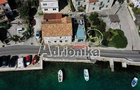 Красивый каменный дом с садом на первой линии моря, Лепетане, Тиват