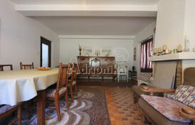 Просторный дом с большим двором в Зеленике