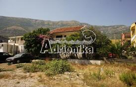 Просторный дом в Сутоморе, ниже дороги, 800м от пляжа