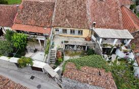 Продаётся семейный дом под реконструкцию в Подгорице