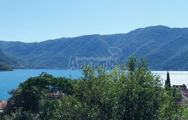 Просторная квартира с двумя спальнями недалеко от моря, Рисан