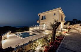 Будва, Режевичи - две новых виллы с видом на море и бассейнами