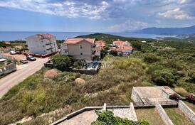 Просторный не урбанизированный участок в Кримовице с видом и всего в нескольких минутах от моря