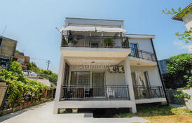 Просторный дом с отличным потенциалом для сдачи в аренду в Зеленике, Херцег-Нови