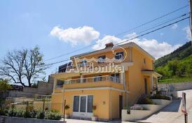 Просторный семейный дом с большой террасой и видом на море, Дуб - Котор