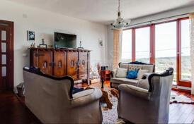 Двухэтажная вилла с бассейном в эксклюзивном месте недалеко от Будвы