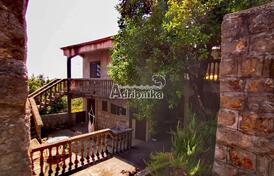 Интересный ансамбль из трех каменных домов под ремонт в Клинцах, Луштица