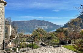 Просторный каменный дом с большим участком и видом на море &ndash; Рисан, Бока-Которская бухта