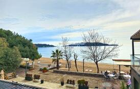 Роскошная двухкомнатная квартира с гаражом на первой линии в Рафаиловичах