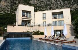 Вилла с бассейном в Будве