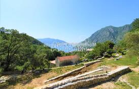 Просторный участок с незаконченным домом в Рисане.