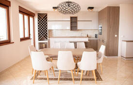 Потрясающая меблированная квартира с 3 спальнями и видом на море в Бечичи