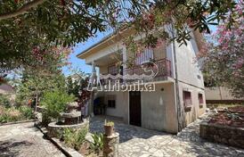 Дом в Дубраве с красивым двором