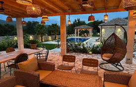 Тщательно отреставрированная каменная вилла в Радановичи с бассейном и просторным участком